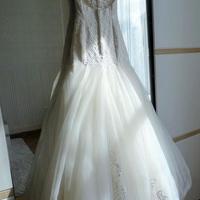 Весільне плаття з довгим шлейфом