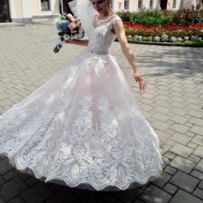 Весільна сукня з шикарним мереживом