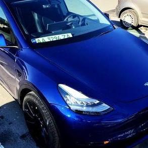 365 Кроссовер Tesla Model Y синя оренда