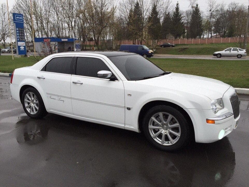 Білий і чорний CHRYSLER 300С — фото 1