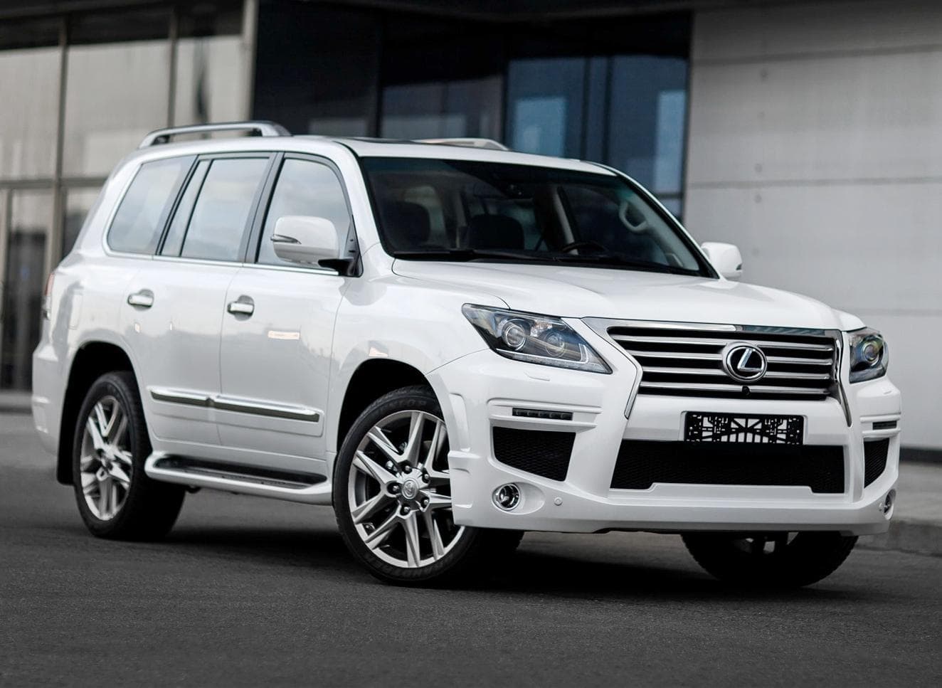 Lexus LX570 — фото 1