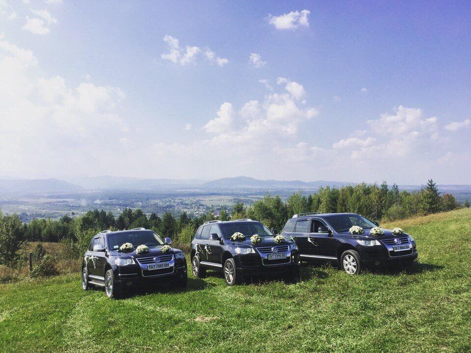 Весільний кортеж з трьох автомобілів — фото 1