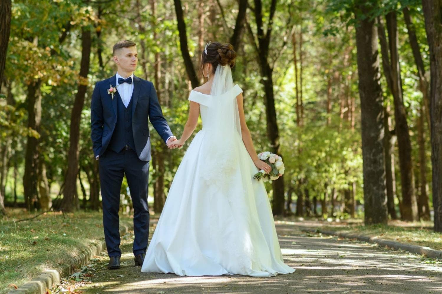 Продам весільну сукню — фото 3