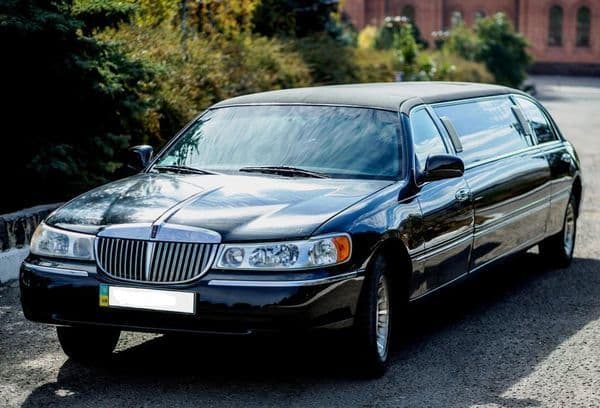 049 Лімузин Lincoln Town Car 120 чорний — фото 1
