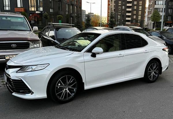 416 Toyota Camry V70 біла — авто на весі — фото 1