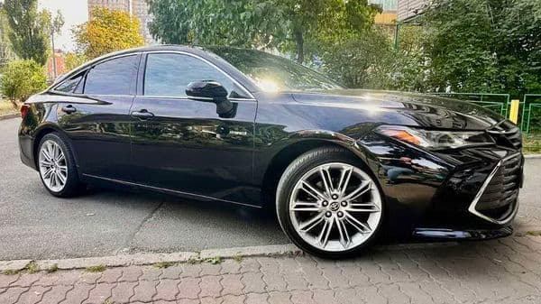 437 Toyota Avalon чорний — авто на весіл — фото 1