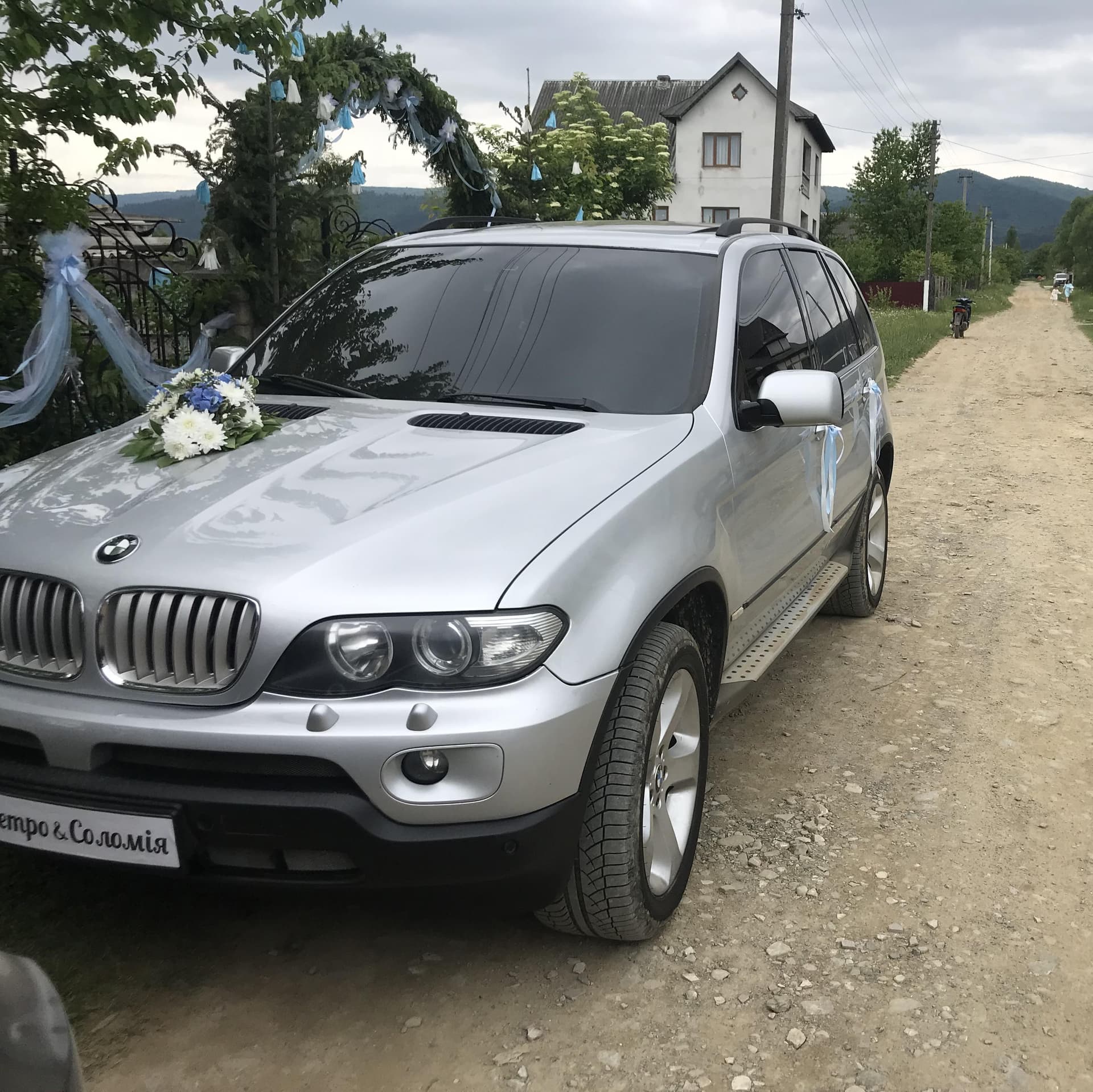 Весільний кортеж BMW X5 — логотип