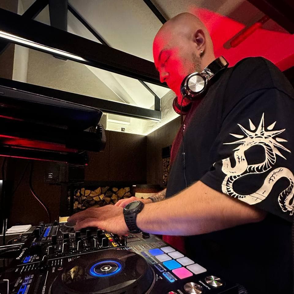 DJ (Діджей) на весілля, день народження — логотип