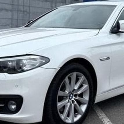 033 Оренда BMW 528i xDrive білий з водіє — Весільний кортеж
