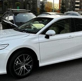 416 Toyota Camry V70 біла — авто на весі — Весільний кортеж