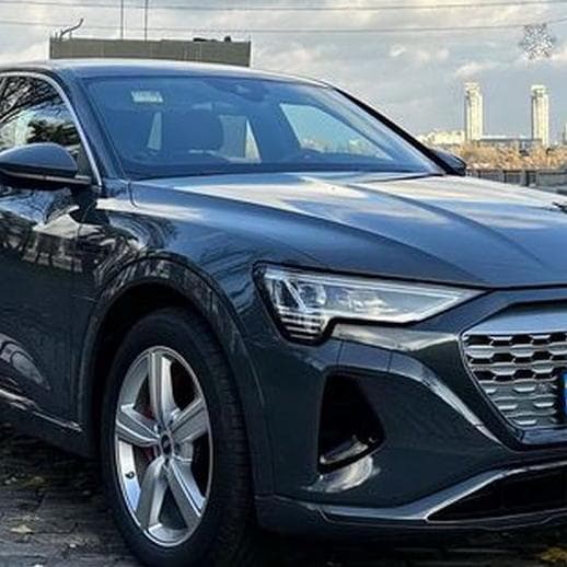 271 Позашляховик Audi Q8 E-tron електро — Весільний кортеж