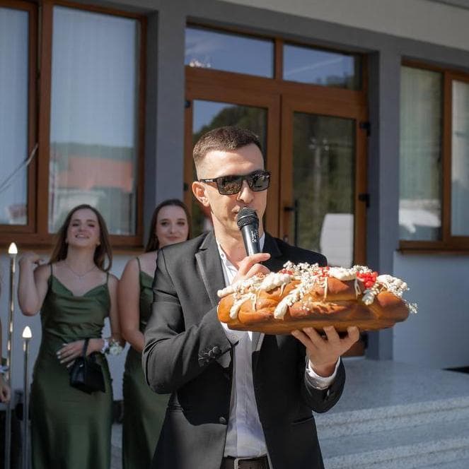 Ведучий Назарій Дедерчук — Ведучі