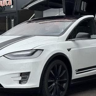 001 Tesla Model X біла позашляховик елек — Весільний кортеж