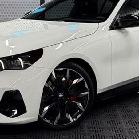 424 BMW 5 G60 біла прокат без водія — Весільний кортеж