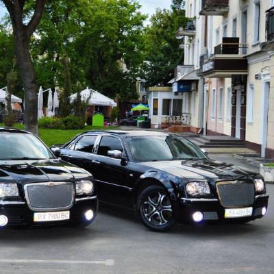 Весільний кортеж Chrysler 300C — логотип