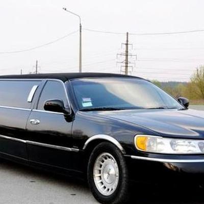 051 Лимузин Lincoln Town Car черный — логотип