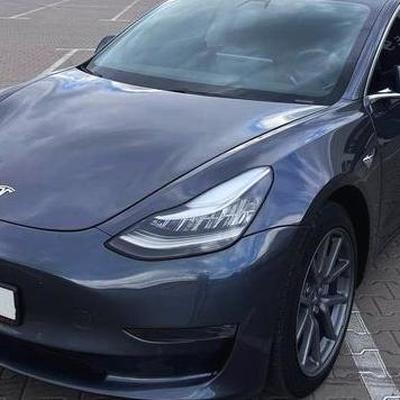 145Электрокар Tesla Model 3серая прокат — логотип