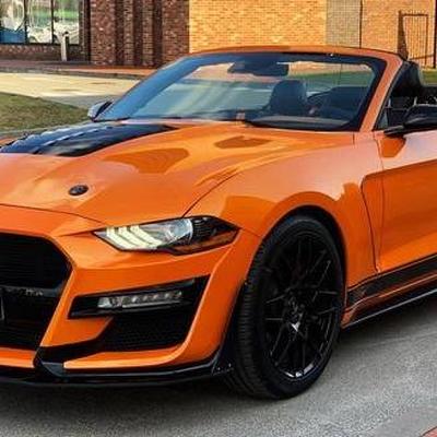 Кабриолет Ford Mustang GT оранжевый прок — логотип