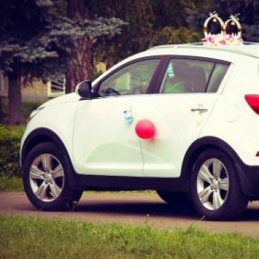Белоснежный kia sportage — логотип