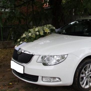 Белый автомобиль на свадьбу и другие торжества — логотип