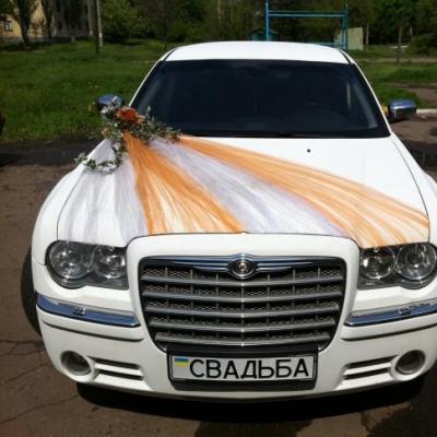 Белый Chrysler 300C — логотип