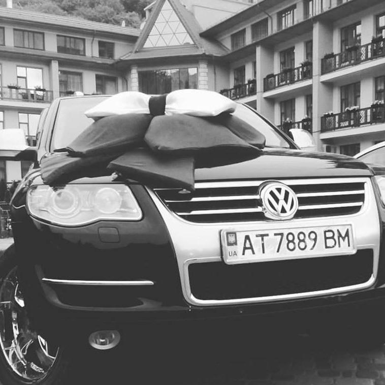 Весільний кортеж VW Touareg — логотип