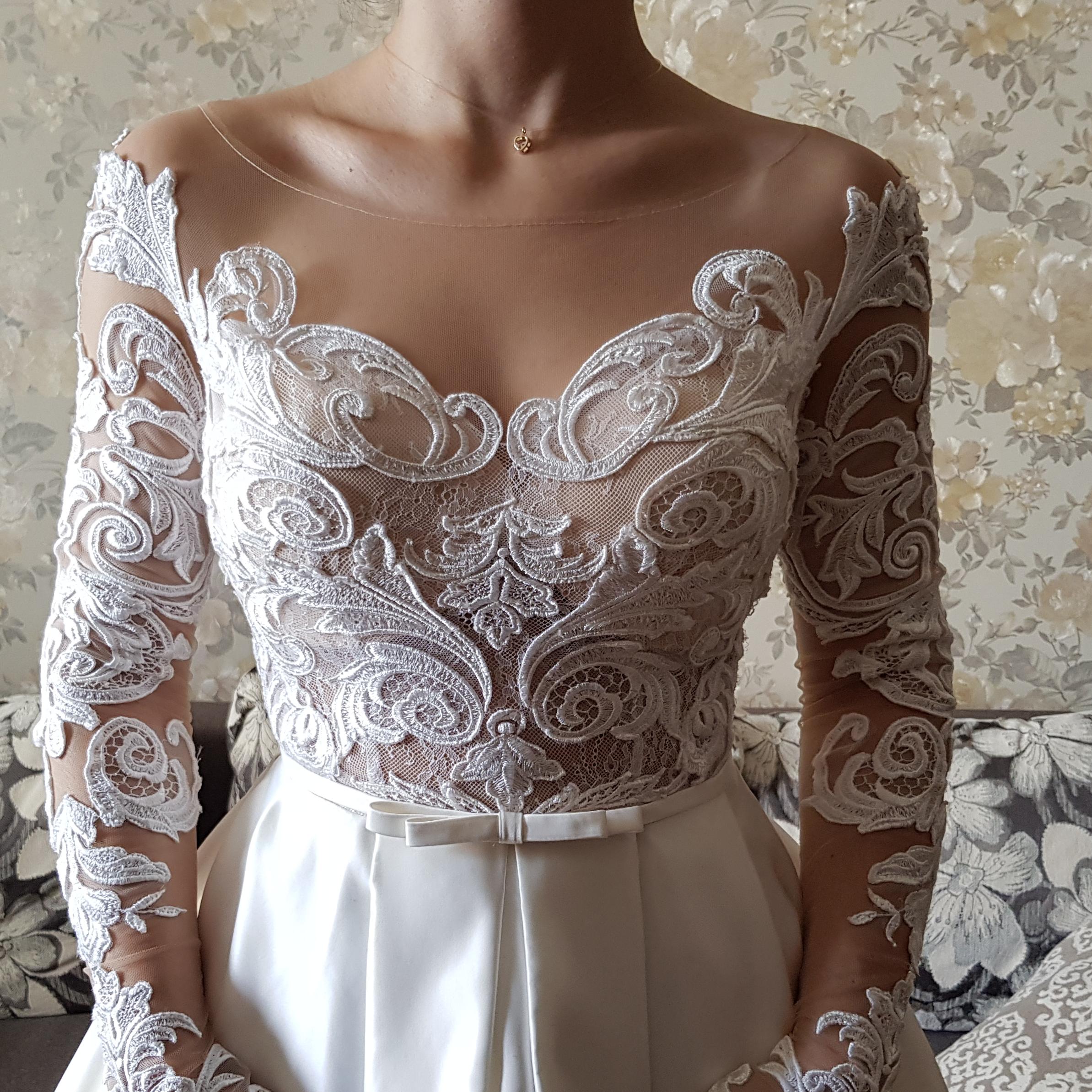 Продам весільну сукню Daria Karlozi — логотип