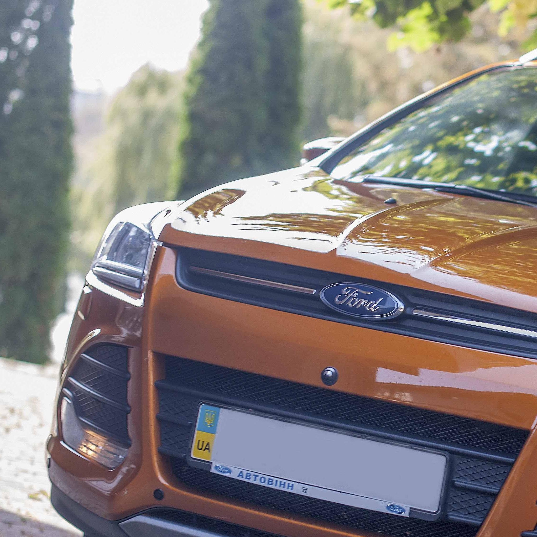 Рудий FORD KUGA та білий MERCEDES VITO — логотип
