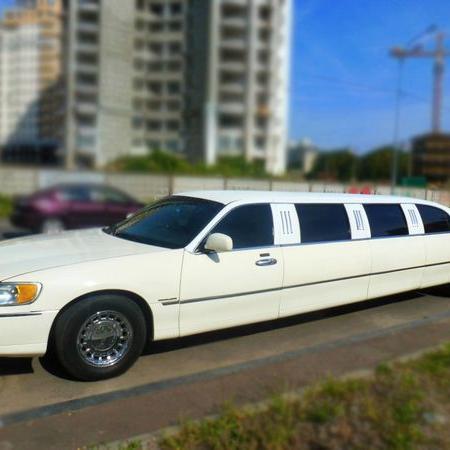 046Лімузин Lincoln Town Car 120 ванільни — логотип