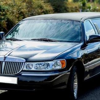 049 Лімузин Lincoln Town Car 120 чорний — логотип