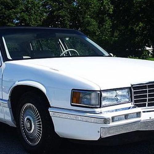 218 Ретро авто Cadillac Fleetwood білий — логотип