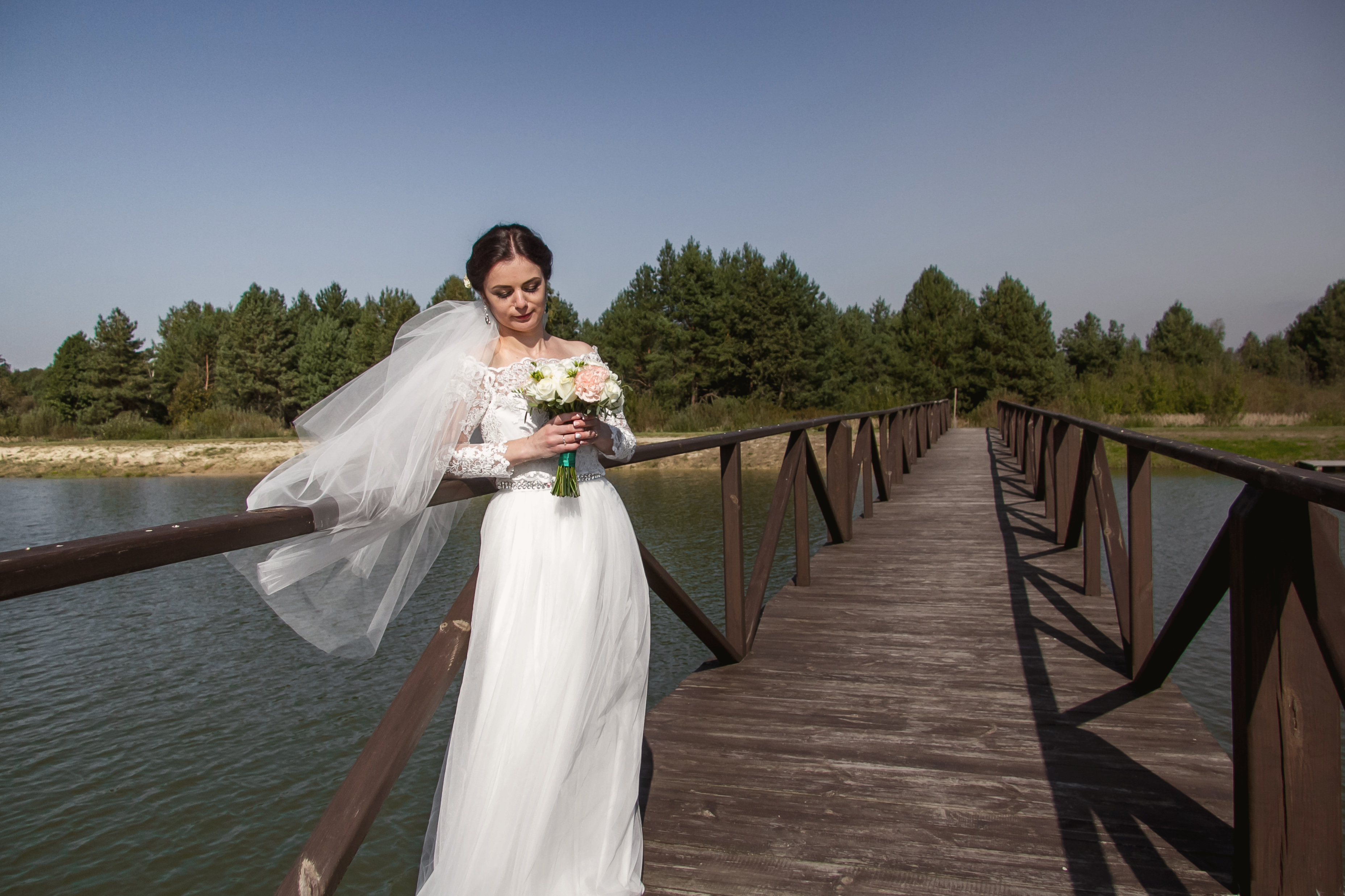 Продається оригінальна весільна сукня — логотип