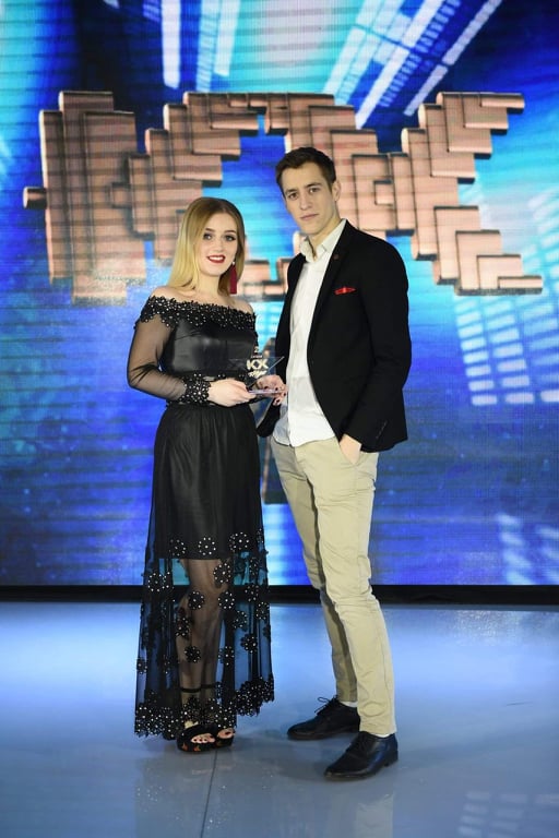 співачка AnnaBelle і співак Орест Масник — логотип