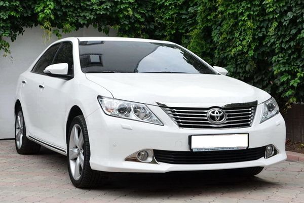 153 Toyota Camry V50 біла оренда авто з — логотип