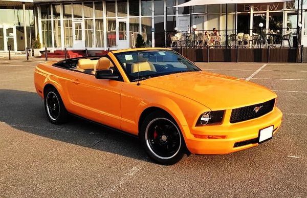 159 Кабріолет Ford Mustang GT помаранчев — логотип