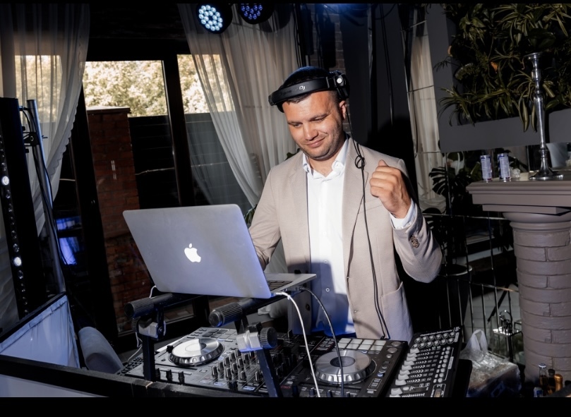 DJ OLEG SHow — логотип