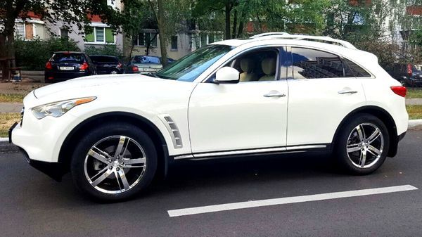 236 Внедорожник Infiniti FX35 белая — логотип