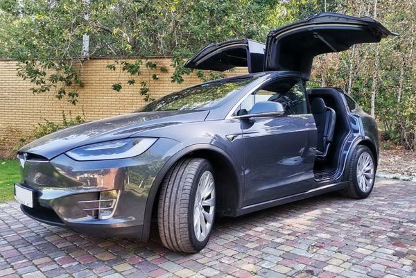 Tesla Model X серая электрический внедор — логотип