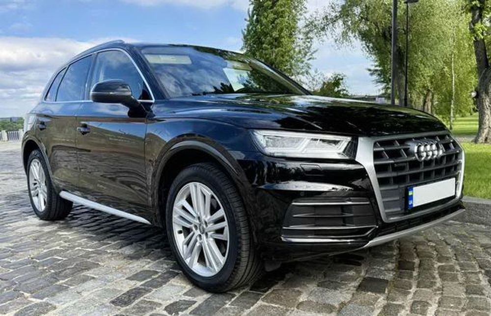401 Внедорожник на свадьбу Audi Q5 черны — логотип