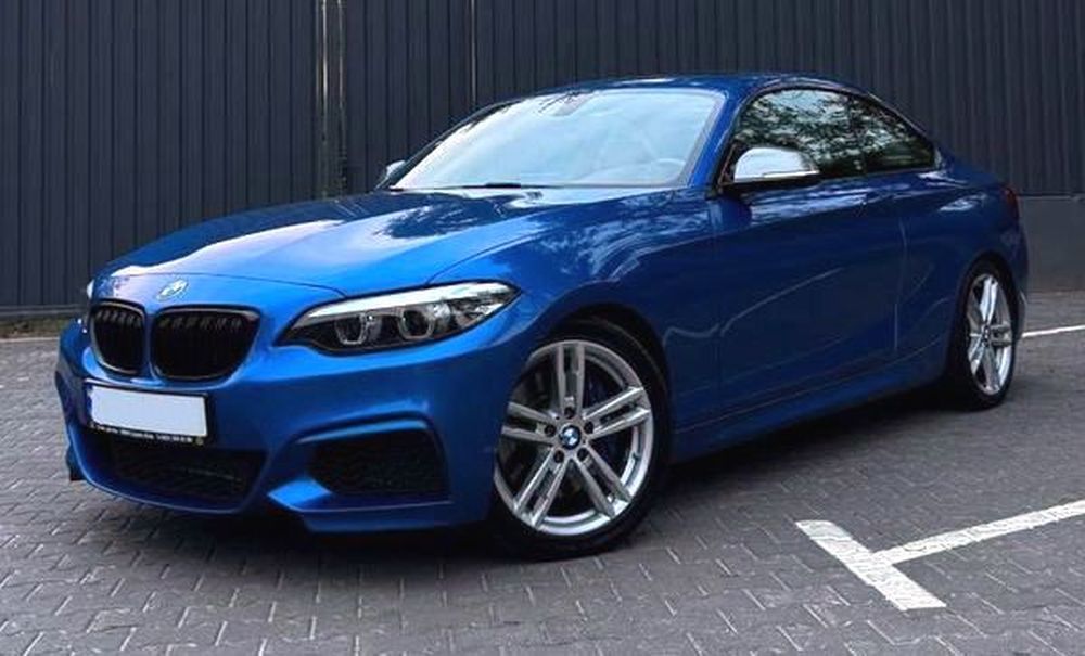 426 BMW 240i синя для фотосесії зйомки о — логотип