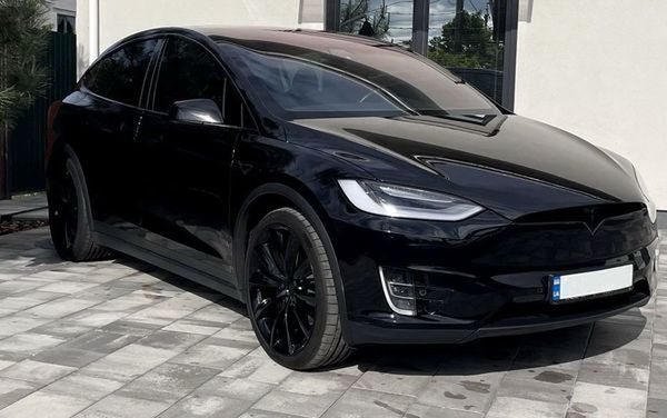 121 Прокат Tesla Model X черная без води — логотип