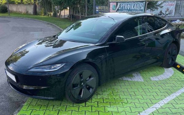 242 Авто на весілля Tesla Model 3 чорна — логотип