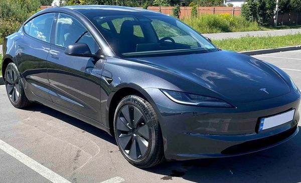 305 Авто на весілля Tesla Model 3 cіра з — логотип