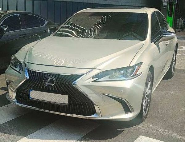 430 Авто на весілля Lexus ES 300h золоти — логотип