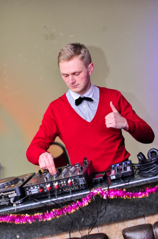 DJ — логотип
