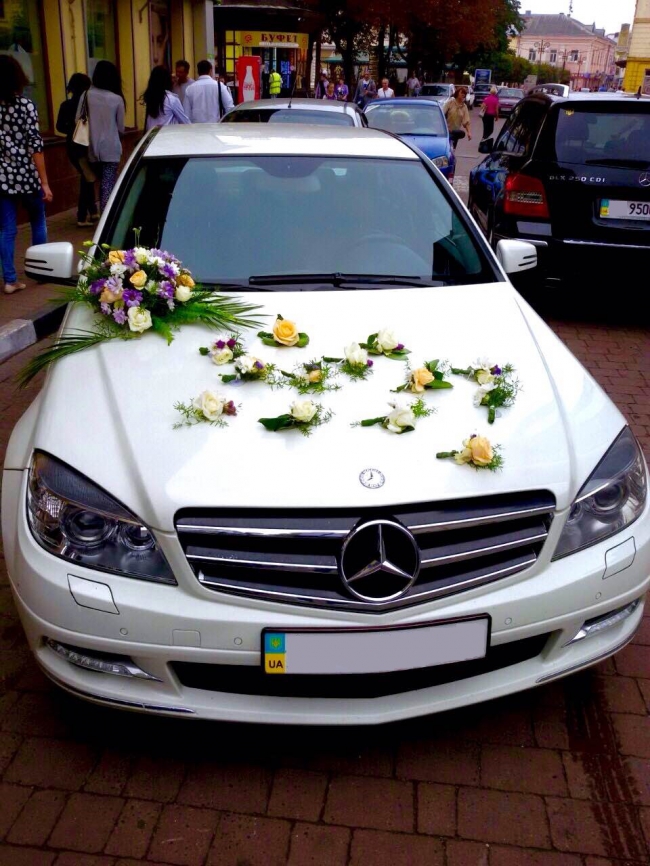 MERCEDES C Білий кортеж — логотип