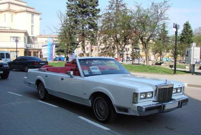 БІЛОСНІЖНИЙ КАБРІОЛЕТ LINCOLN TOWN CAR від "VIP PR — логотип