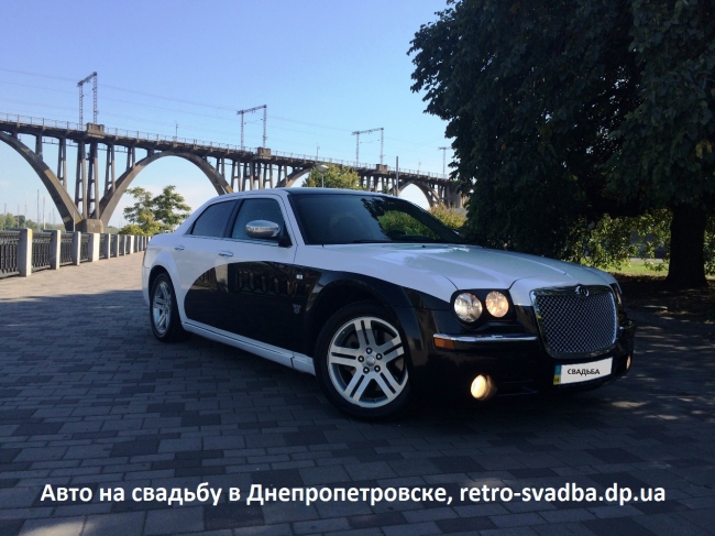 Авто на свадьбу Chrysler 300 С — логотип