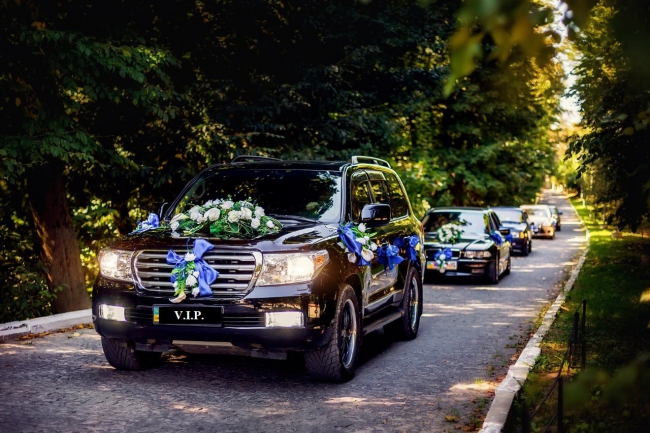 Toyota Land Cruiser 200 / BMW 740 — логотип