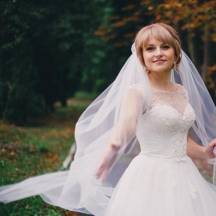 Весільне плаття Seana із колекції Elegance Оксани — логотип